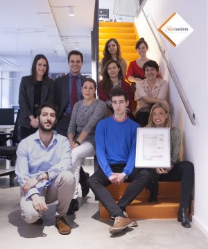 foto-grupo-certificación-sgs-iso-9001-empresa-newtandem-compromiso-logro-avance-grupo-trabajo-empleo-personalizado