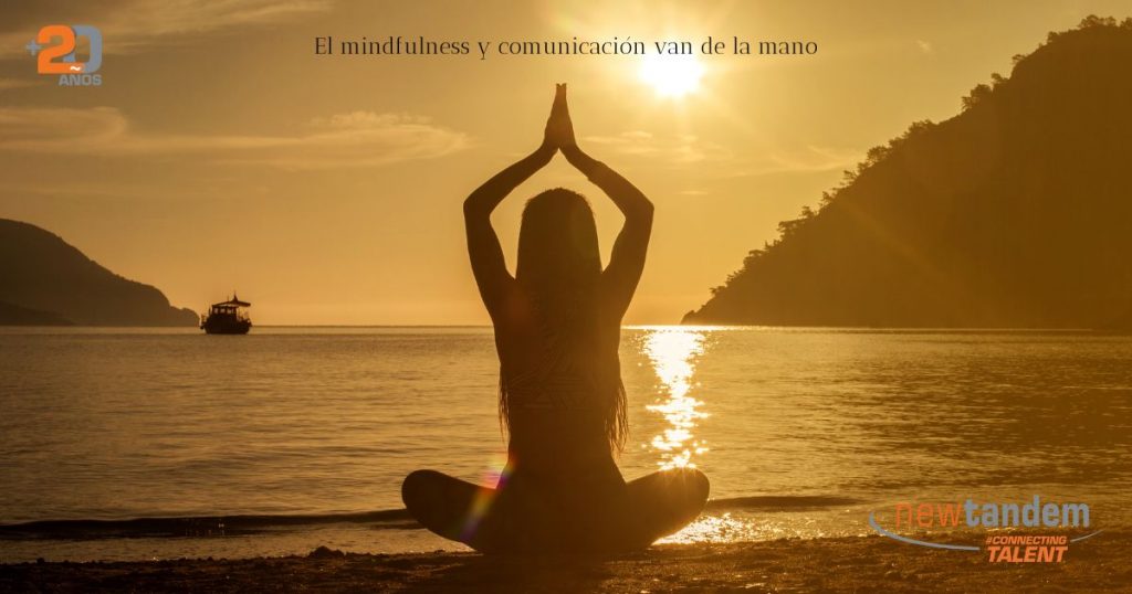 mujer-mindfulness-mar-montañana-atardecer-newtandem-rrhh-tranquilidad-comunicación-connecting-talent