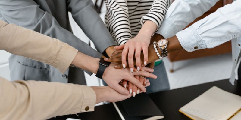 trabajo-equipo-teamwork-onboarding-empleados-rrhh-recursos-humanos-empleo-trabajo-eor-employerofrecord-newtandem-selección-equipos-talento-formación